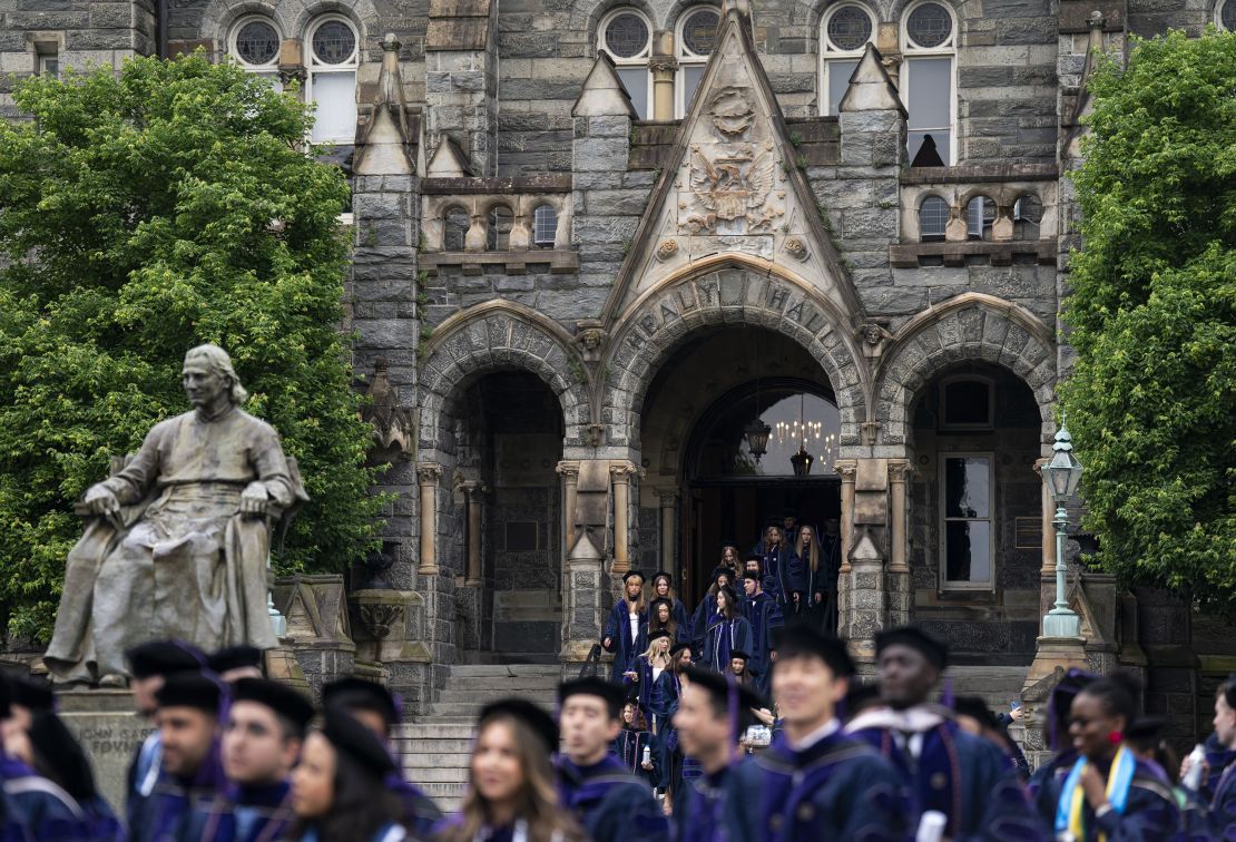 Os graduados participam da cerimônia de início do Centro de Direito da Universidade de Georgetown em Washington, DC, em 19 de maio de 2024.