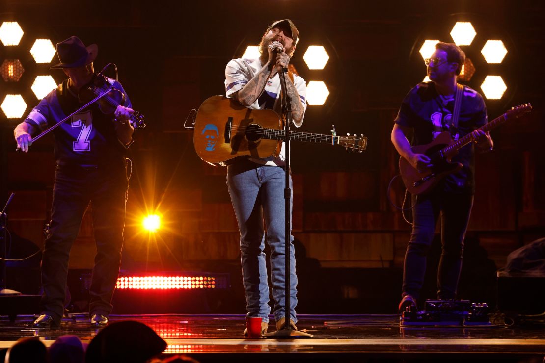 Post Malone se apresentando no 2024 ACM Awards no Texas na quinta-feira.