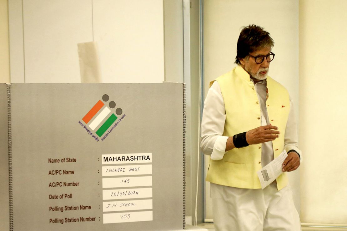 Aktor Bollywood Amitabh Bachchan di tempat pemungutan suara di Mumbai pada 20 Mei 2024.