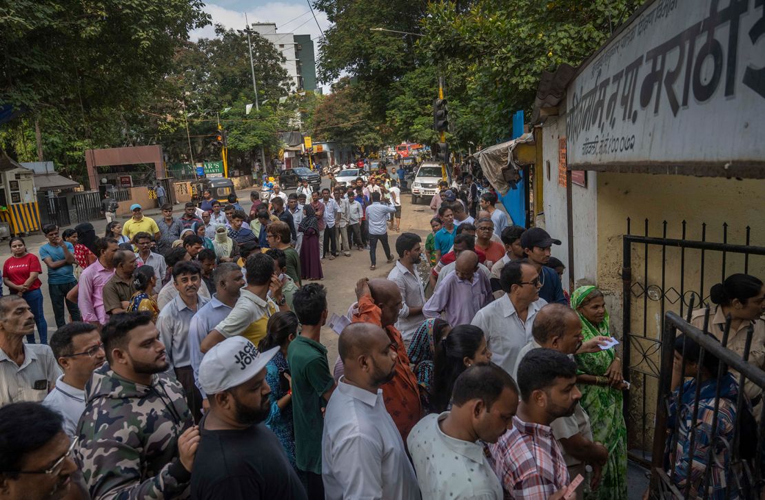 Para pemilih menunggu untuk memberikan suaranya di Chandivali, Mumbai, pada 20 Mei 2024.