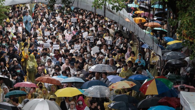 Хиляди предимно млади протестиращи обградиха законодателния орган на Тайван късно