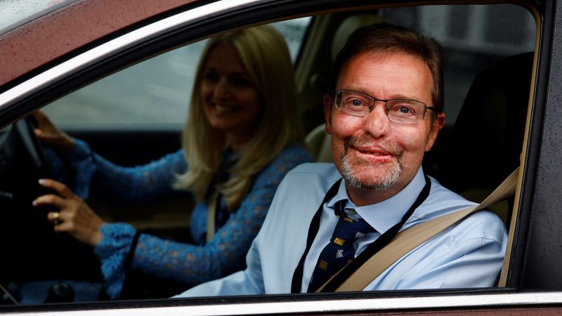 Депутат от Обединеното кралство, който загуби четири крайника от сепсис, се завръща в парламента