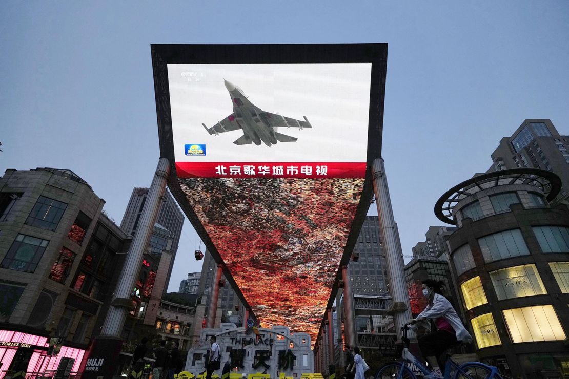Sebuah layar besar di Beijing menunjukkan sebuah jet tempur Tiongkok mengambil bagian dalam latihan militer Tiongkok selama dua hari di sekitar Taiwan pada tanggal 23 Mei 2020.