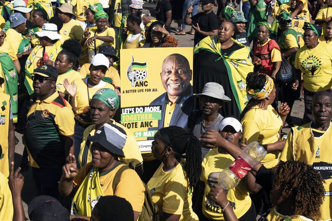 Pendukung ANC menunggu kedatangan Presiden Cyril Ramaphosa dalam rapat umum pemilu pada 19 Mei 2024, di Isipingo, KwaZulu-Natal, Afrika Selatan.