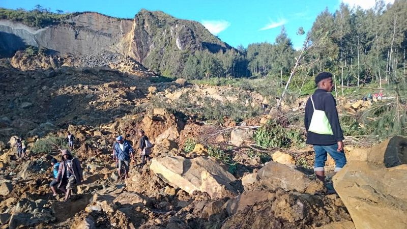 Голямо свлачище удря отдалечен регион на Папуа Нова Гвинея, мнозина се страхуват загинали