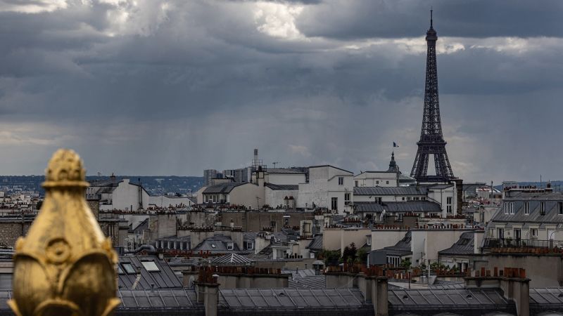 Емблематичната Айфелова кула във Франция увеличава цените на билетите си