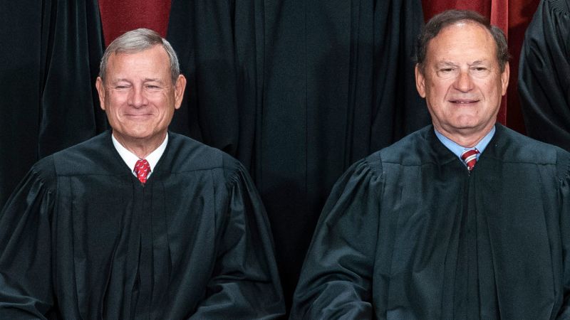 Alito and Roberts take stock as they near their third decade on the bench | CNN Politics