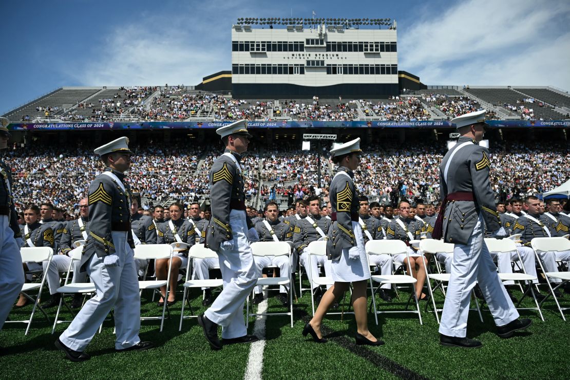 Taruna Akademi Militer AS berjalan untuk menerima ijazah mereka setelah Presiden Joe Biden menyampaikan pidato wisuda pada upacara wisuda 2024 di West Point, New York, pada 25 Mei 2024.