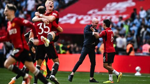 Manchester United's Dutch manager Erik ten Hag (C) celebrates with his players after winning the English FA Cup final football match between Manchester City and Manchester United at Wembley stadium, in London, on May 25, 2024. Manchester United wins 2 - 1 against Manchester City.