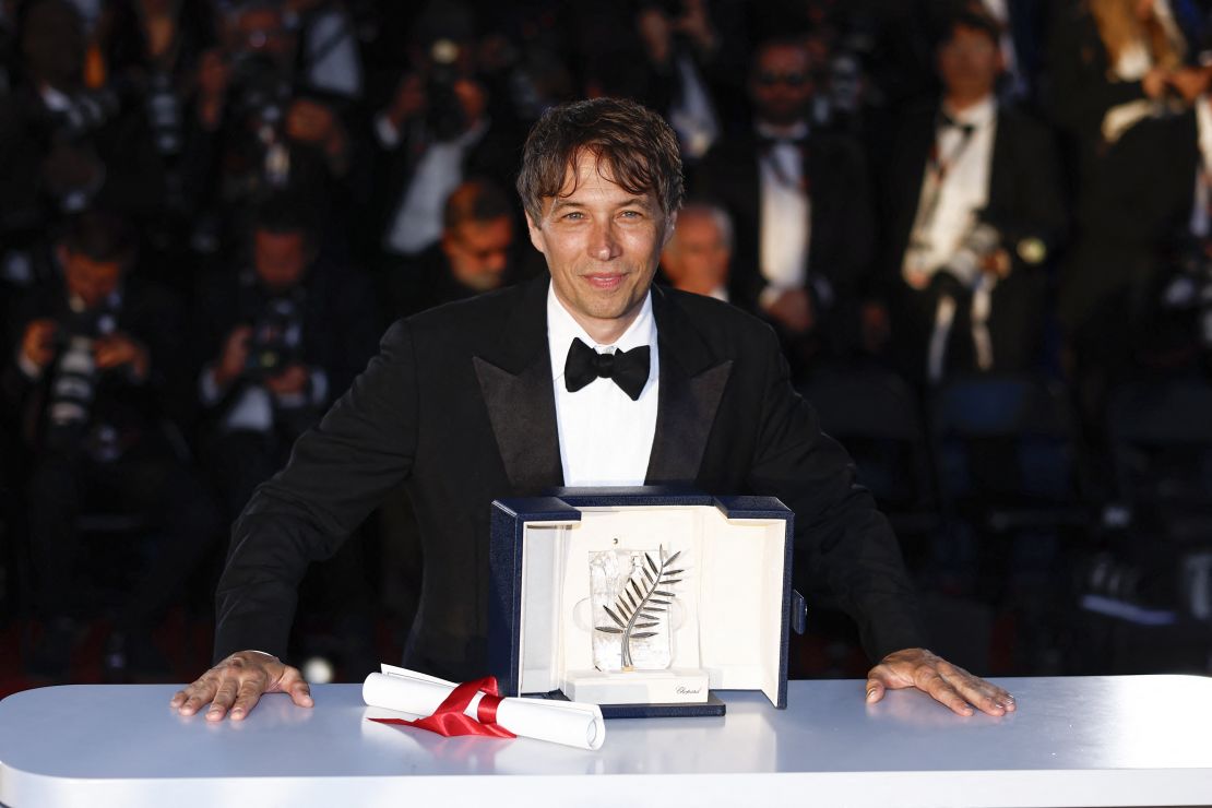US director Sean Baker poses with the Palme d'Or for the film "Anora" at the Cannes Film Festival on May 25, 2024.