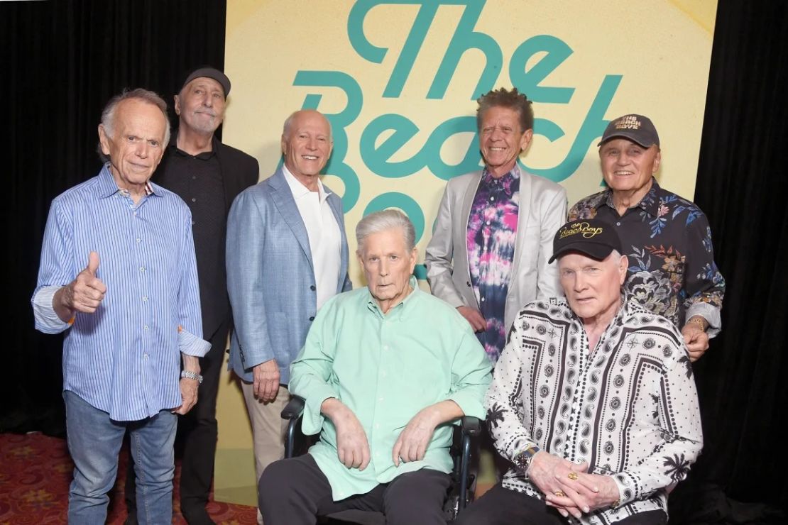 (De izq. a der.) Al Jardine, David Marks, Frank Marshall, Brian Wilson, Blondie Chaplin, Mike Love y Bruce Johnston asisten al estreno mundial del documental de Disney+ "The Beach Boys" en 2024.