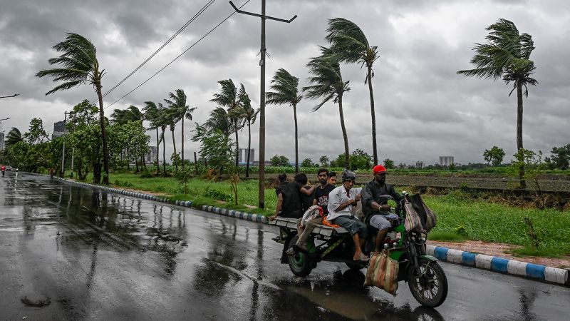 Тропическият циклон Ремал връхлетя Бангладеш в неделя носейки проливни дъждове