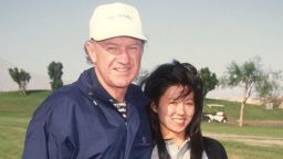 Sus amigos recuerdan a Gene Hackman como un "hombre interesante, divertido y muy inteligente", y a Betsy Arakawa como "ingeniosa, aguda y divertida".
