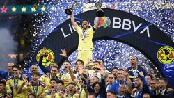 TOPSHOT - America's players celebrate with the trophy after defeating Cruz Azul in the Mexican Clausura tournament second leg final football match between America and Cruz Azul at the Azteca stadium in Mexico City, on May 26, 2024. (Photo by CARL DE SOUZA / AFP) (Photo by CARL DE SOUZA/AFP via Getty Images)