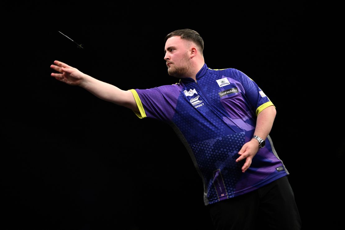 LONDON, ENGLAND - MAY 23: Luke Littler of England throws during his semi final match between against Michael Smith of England at the 2024 BetMGM Premier League Darts Play-Offs at The O2 Arena on May 23, 2024 in London, England. (Photo by Justin Setterfield/Getty Images)