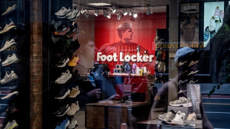 Спортните стоки на Дик купуват съперничещо шкафче за крачета в