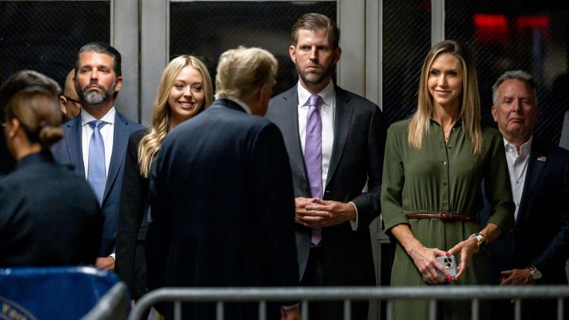 Членовете на семейството на Тръмп са посетили съда по време на процеса за мълчаливите пари. Особено липсващи: Мелания и Иванка Тръмп