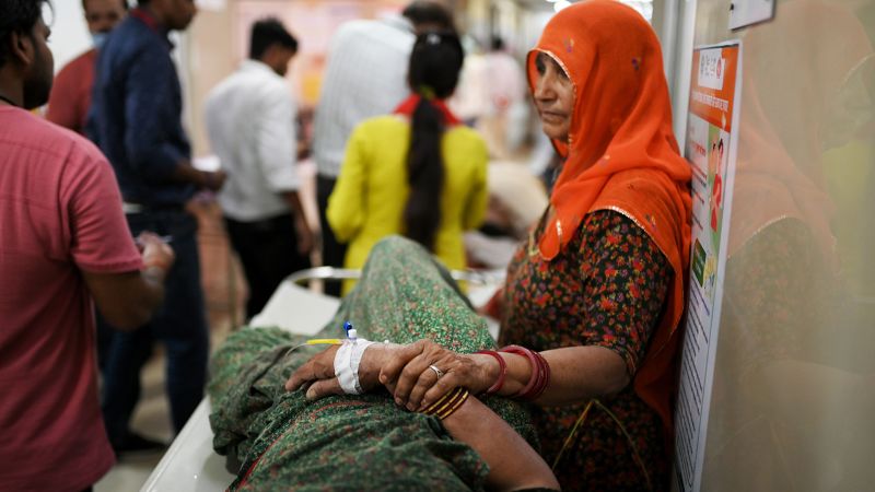 Безмилостната гореща вълна в Индия уби 33 избирателни служители докато