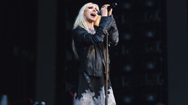 Penyanyi Taylor Momsen membuat keributan saat tampil di atas panggung