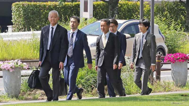 Японски служители инспектират централата на Toyota заради скандала със сертификатите за безопасност