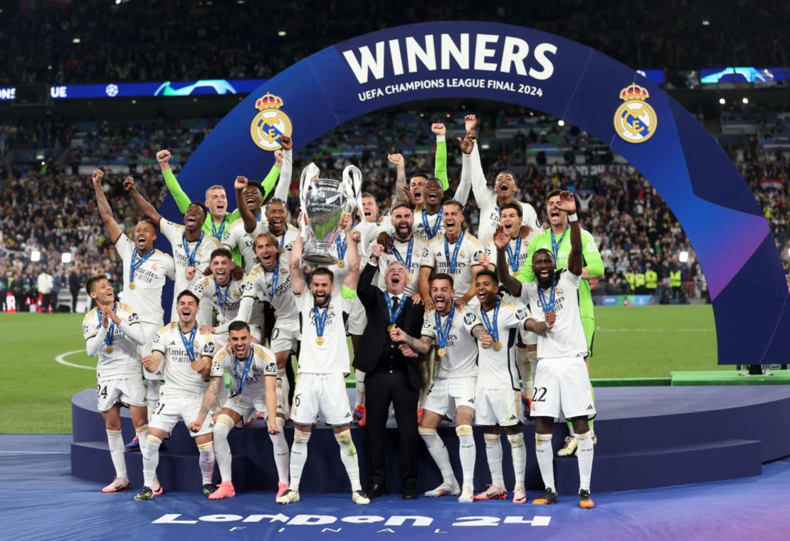 Real Madrid alza el trofeo de campeón de la Champions League el 1 de junio de 2024 en Londres, Inglaterra.