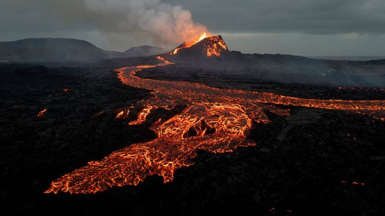 Lava sale del volcán Sundhnúkur en la península de Reykjanes, cerca de Grindavik, Islandia, el 2 de junio de 2024.