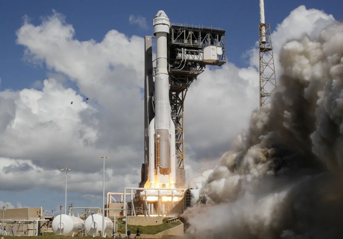 La nave espacial Starliner de Boeing, sobre un cohete Atlas V, despega de Cabo Cañaveral en su primer vuelo tripulado en junio. Pero problemas con la nave espacial dejaron a los dos astronautas que transportaba varados en la Estación Espacial Internacional a la espera de espacio en otra nave espacial que los llevara a casa.