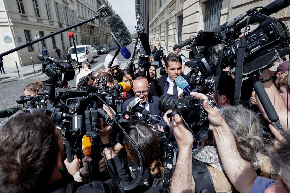 Eric Ciotti rozmawia z mediami, opuszczając w czwartek siedzibę swojej partii w Paryżu.