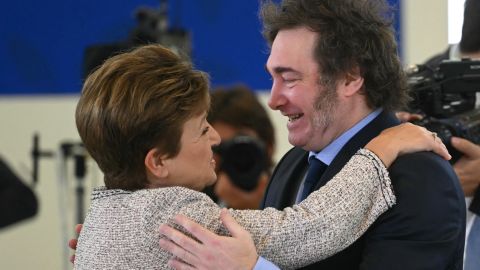 La directora ejecutiva del Fondo Monetario Internacional (FMI), Kristalina Georgieva (izq.), y el presidente argentino, Javier Milei, participan en una sesión de trabajo sobre inteligencia artificial (IA), energía y África-Mediterráneo en el resort Borgo Egnazia durante la Cumbre del G7 en Savelletri, cerca de Bari, Italia, el 14 de junio de 2024.