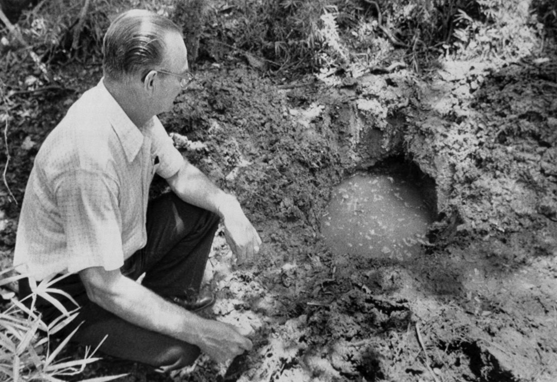 June 11, 1976: James Parish Sheriff Gordon Martin looks at the shallow grave site which contained the body of Todd Payton, 11, of Miami. The sheriff was lead to the site by Robert Frederick Carr III of rowich, CT. Carr also led officers to two other gravesites where they found the bodies of a 16 year old girl and another 11 year old boy. (Photo by Bettmann Archive/Getty Images)