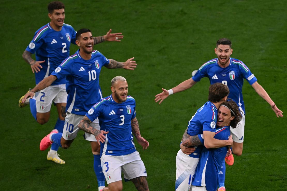 باريلا يحتفل مع زملائه بعد تسجيله الهدف الثاني لإيطاليا.