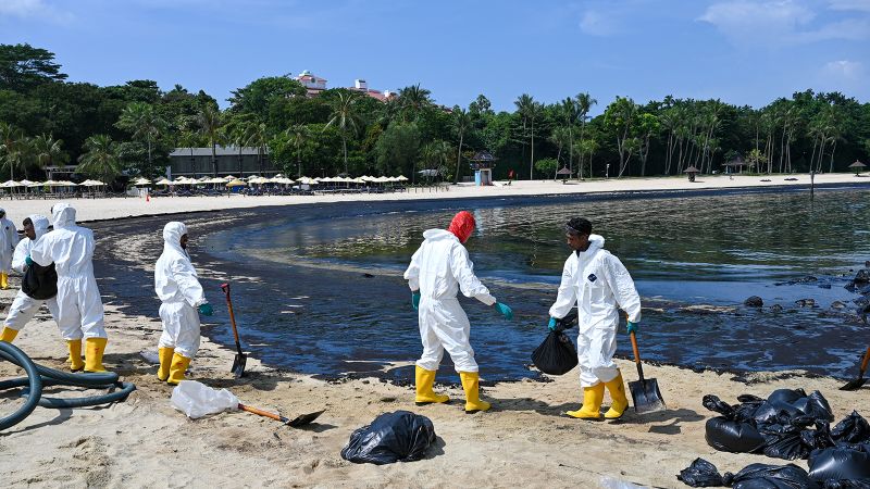 Sentosa: Singapur kämpft gegen die Zeit, um die Ölpest zu beseitigen, da das Luxus-Strandresort voller Flecken ist