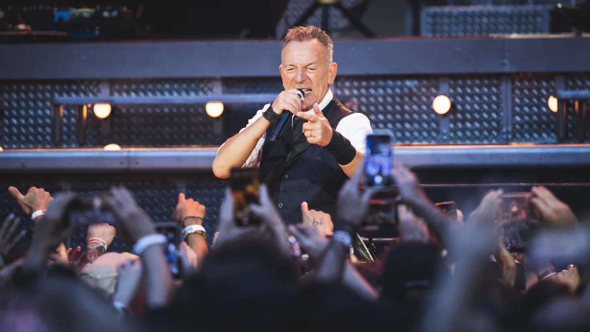 Bruce Springsteen dice que no tiene planes de retirarse de las giras en un futuro próximo