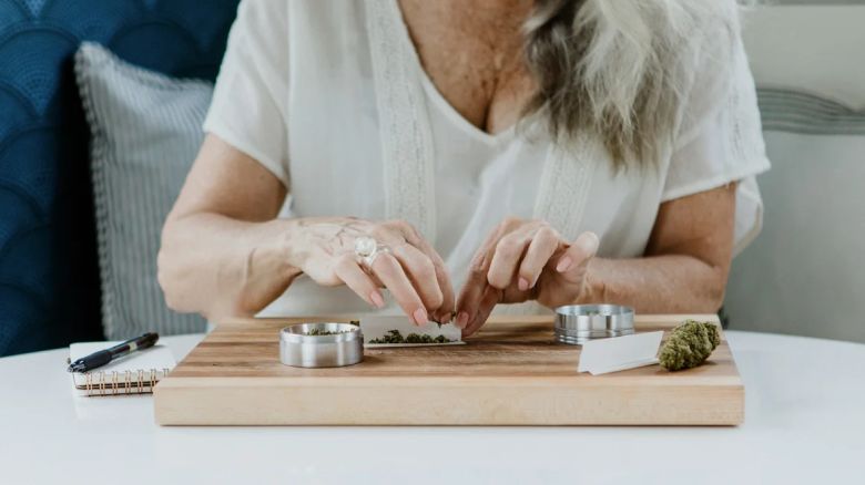 El consumo regular de marihuana puede provocar que las personas desarrollen otros factores de riesgo de demencia.
