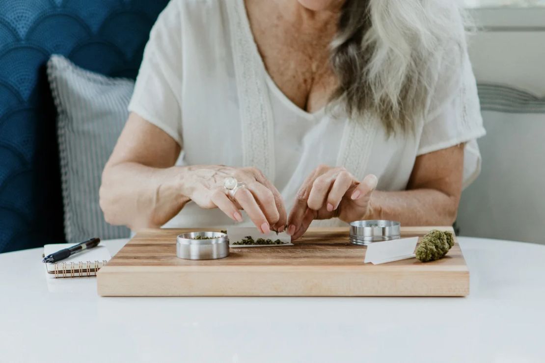 El consumo regular de marihuana puede provocar que las personas desarrollen otros factores de riesgo de demencia.