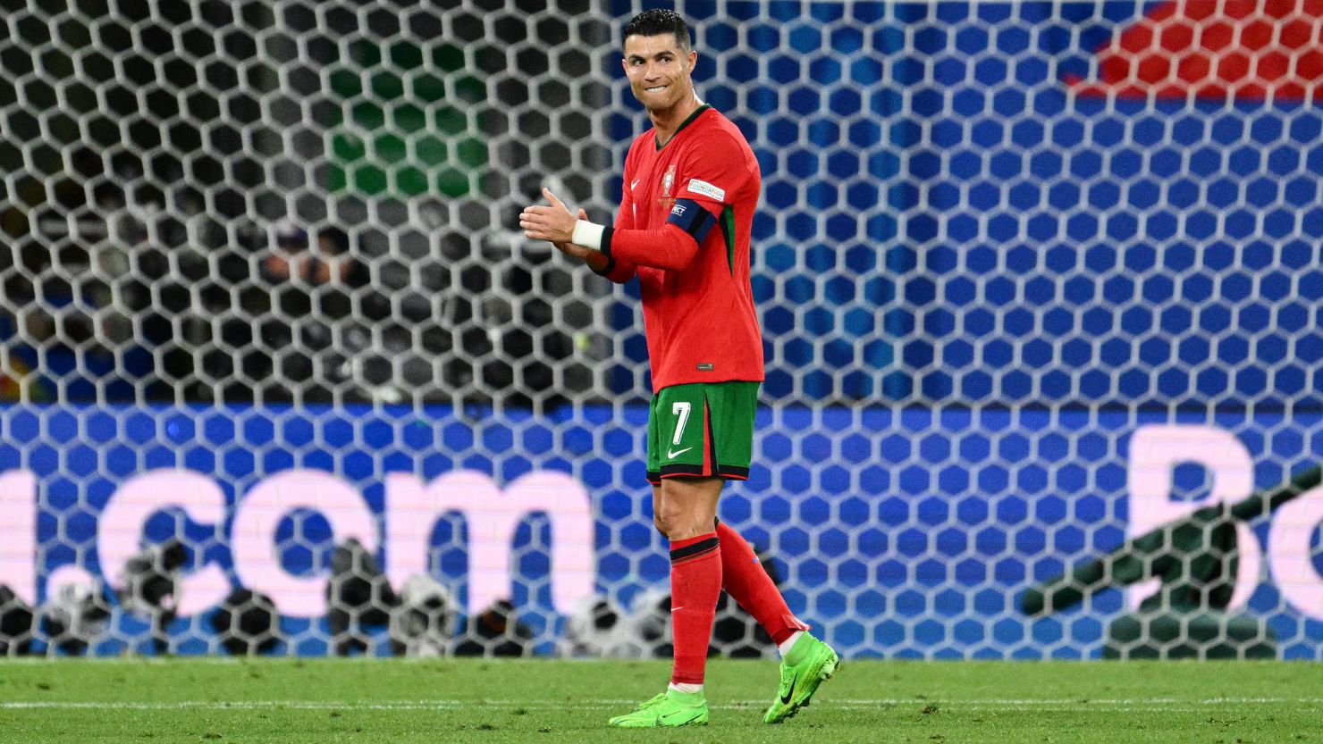 Bị đàn em tại ĐT Bồ Đào Nha cô lập, Ronaldo có hành động khó hiểu trong ngày đi vào lịch sử EURO