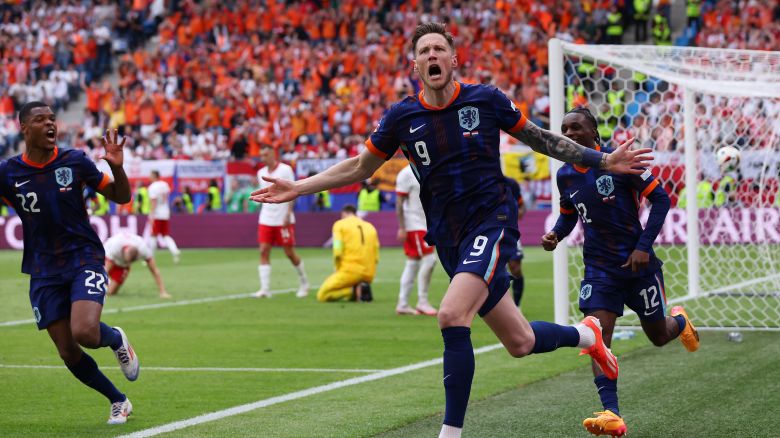 Wout Weghorst of the Netherlands celebrates scoring his team's second goal with teammates during the UEFA EURO 2024 group stage match between Poland and Netherlands at Volksparkstadion on June 16, 2024 in Hamburg, Germany.