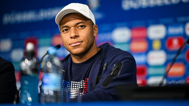 Футболната звезда Mbappé призовава френските младежи да излязат и да гласуват, за да победят екстремистите