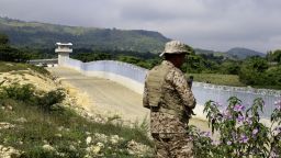 Un soldado de República Dominicana en la frontera con Haití el 20 de junio de 2024.