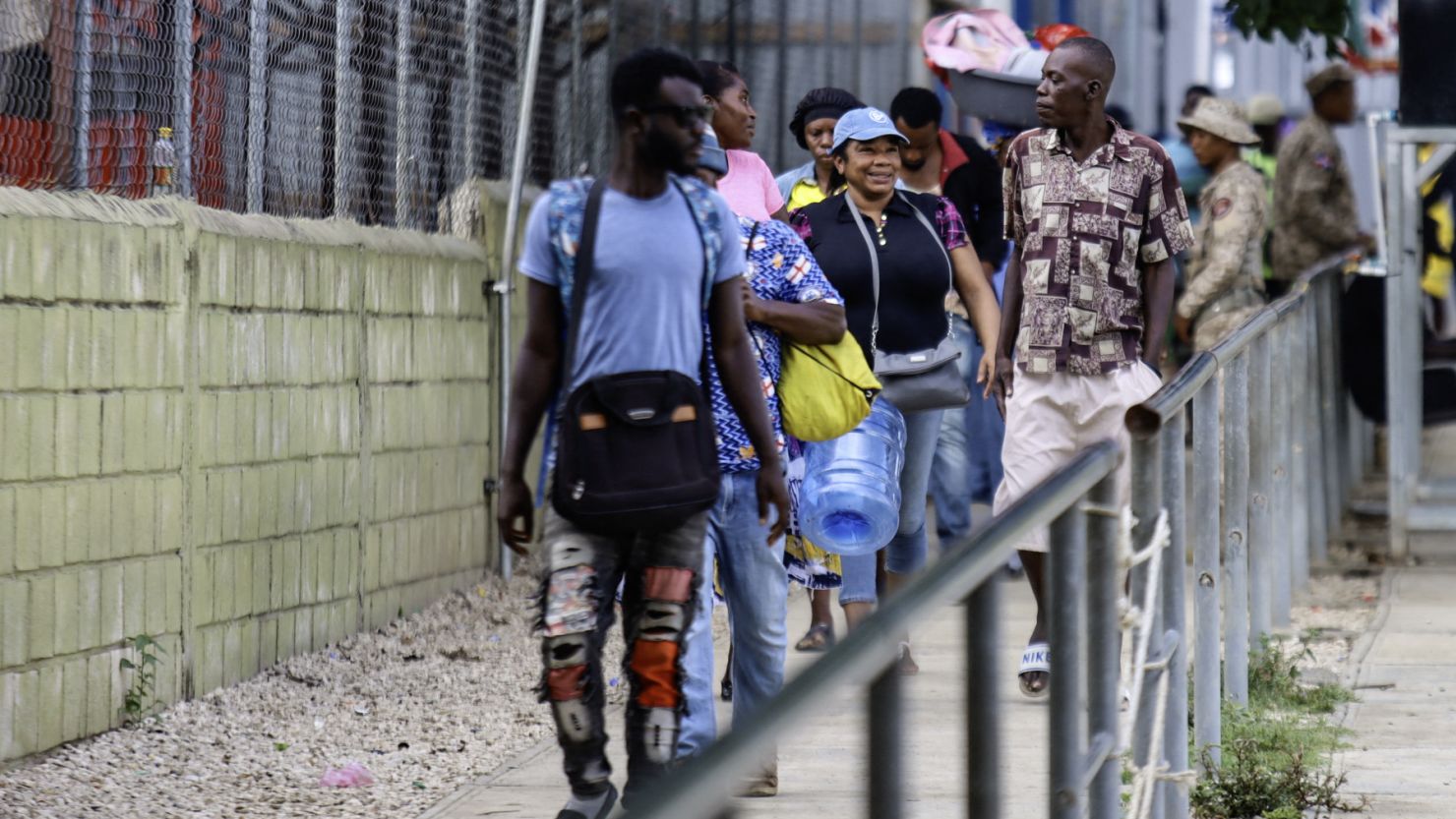 Ciudadanos haitianos cruzan la frontera entre Anse-à-Pitres, Haití, y Pedernales, República Dominicana, el 20 de junio de 2024.