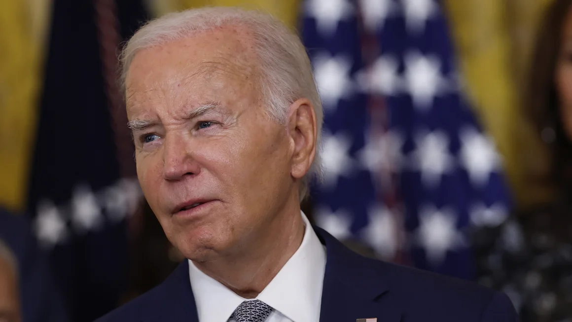 Varios altos demócratas han emitido serias advertencias al equipo del presidente Joe Biden, instándolos a pasar más tiempo atacando directamente al expresidente Donald Trump y menos tiempo – si es que alguno – señalando el historial de políticas del presidente.