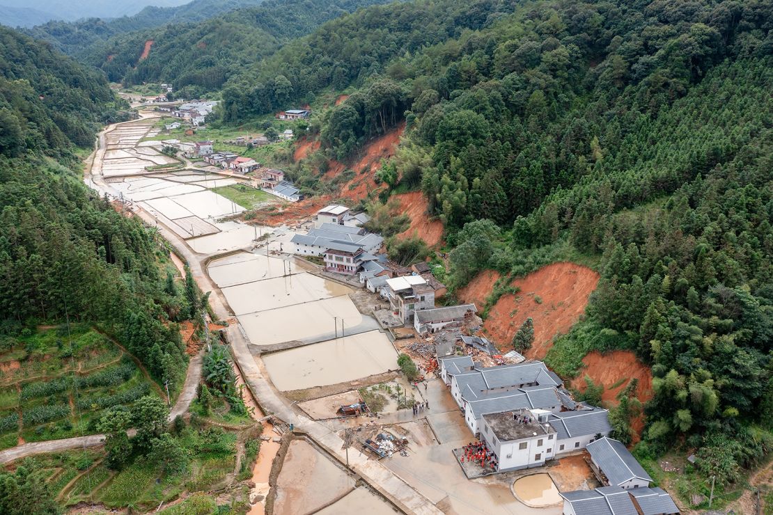 Relentless deadly rains lash southern China as flooding threatens Relentless deadly rains lash southern China as flooding threatens