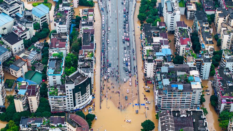 Безмилостни смъртоносни дъждове връхлитат Южен Китай, докато наводненията заплашват милиони