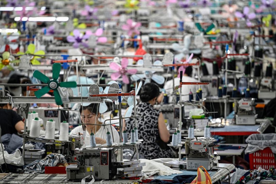 Trabajadores confeccionan prendas en una fábrica textil que suministra ropa a Shein en Guangzhou, en la provincia de Guangdong, en el sur de China, el 11 de junio de 2024.