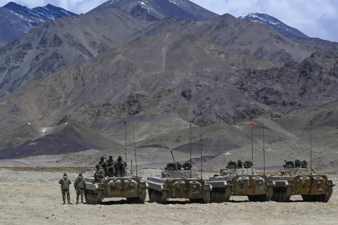 Vehículos blindados del ejército indio en un campamento militar en el este de Ladakh, el 19 de mayo de 2024.