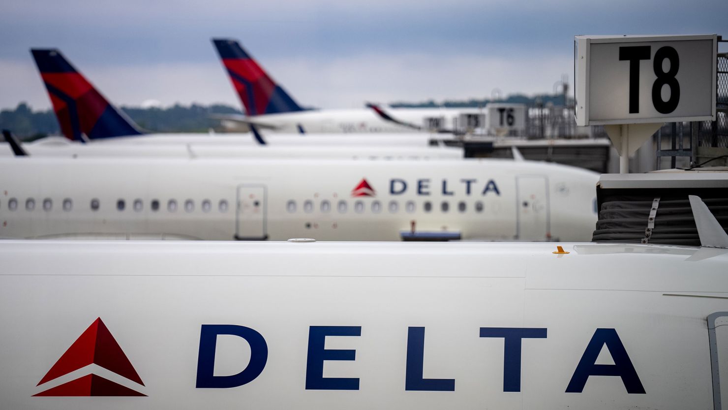 stowaway-flew-aboard-delta-flight-from-new-york-to-paris-after-evading-airline-checkpoints-at-jfk