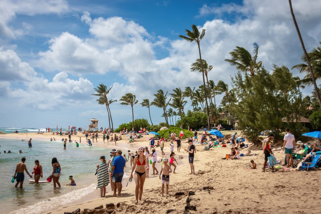 La gente disfruta de la playa de Poipu en la isla de Kauai el 7 de abril de 2024.