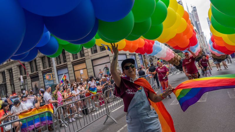 Ню Йорк, Сан Франциско и други градове в САЩ, ограничаващи LGBTQ+ Месец на гордостта с микс от партия и протест 