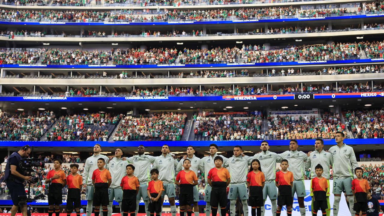 INGLEWOOD, CALIFORNIA - JUNE 26: Players of Mexico lie up prior the CONMEBOL Copa America 2024 Group B match between Venezuela and Mexico at SoFi Stadium on June 26, 2024 in Inglewood, California. (Photo by Buda Mendes/Getty Images)