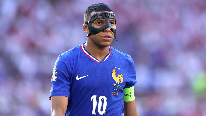 Kylian Mbappé казва, че да играеш с маска е „ужасно“. Защо той носи такава на Евро 2024?